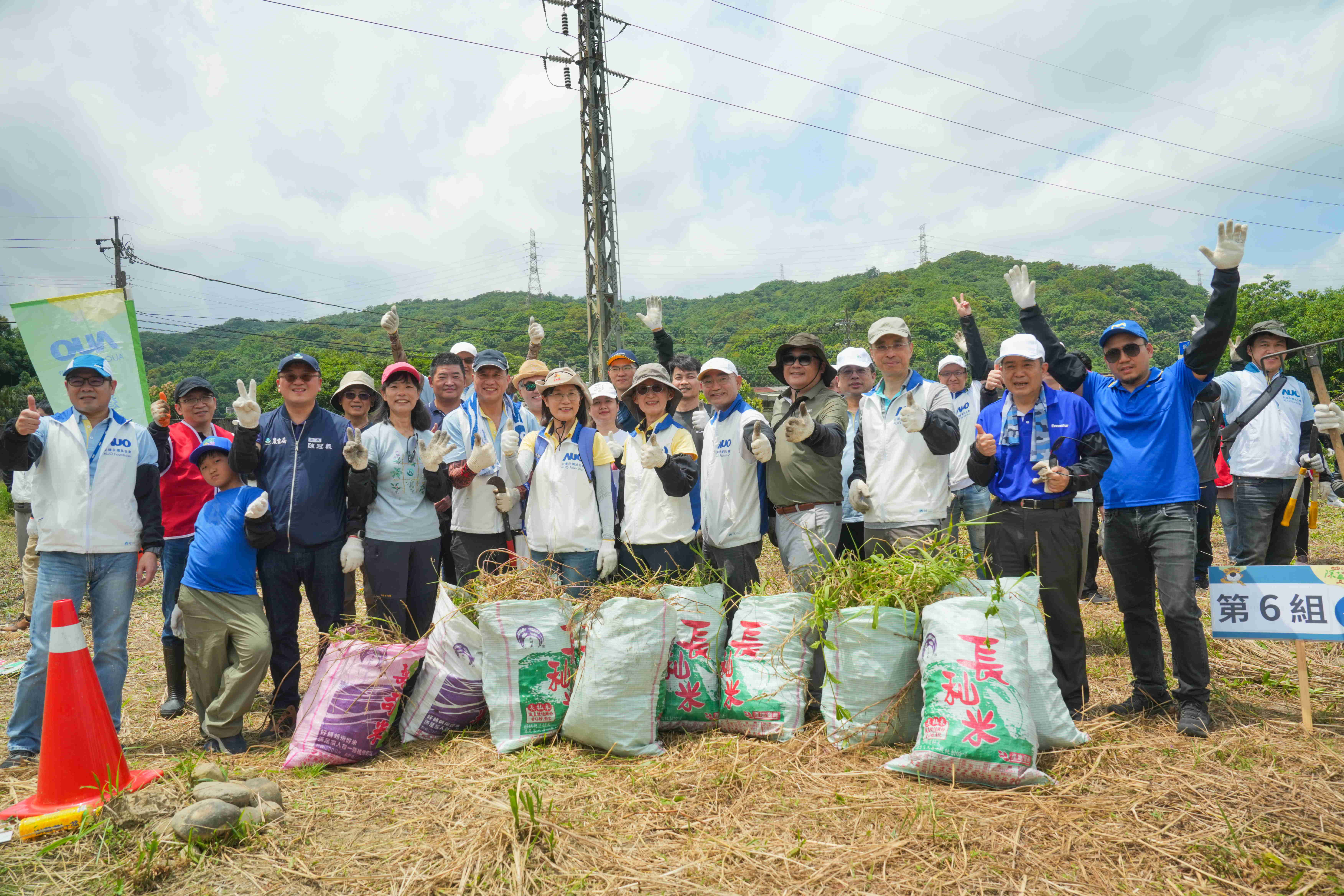 友達永續基金會今（17）日在桃園龍潭廠區舉辦「手護台灣綠色堡壘　Green Party除蔓生活節」，由友達光電暨友達永續基金會董事長彭双浪攜手政府、供應商等合作夥伴共同參與